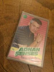 ADNAN ŞENSES - ANILARLA / SENEDE BİR GÜN - KASET (JELATİNİNDE)