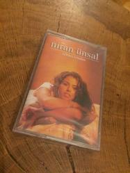 NİRAN ÜNSAL - ŞARKILARA TUTUNDUM - KASET (JELATİNİNDE)
