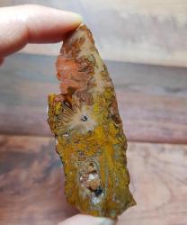 Parlatılmış Tüy Akik: Koyu Sarı ve Turuncu Şeritli Akik - Ağırlık: 58g - Benzersiz Koleksiyonluk Nadir Parça Kütle