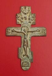 Rusya, Çarmıha gerilmiş İsa'nın merkezde yer aldığı, ancak etrafında daha küçük kabartma detaylarıyla süslenmiş ve Ortodoks dini sanatında sıkça rastlanan detaylı ve süslü bir etki yaratan, güzel bir Bronz üç çubuklu haç. En üstteki kısa çubuk, İsa'nın çarmıhının tepesine çivilenmiş olan Luka 23:38'deki 
