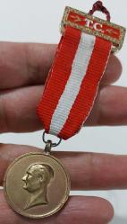 TÜRKİYE CUMHURİYETİ 10.YILI 1923-1933 GÜMÜŞ ÜSTÜ ALTIN KAPLAMA ORİJİNAL HATIRA MADALYASI KURDELALI RRR1AA1A ÇOK NADİR