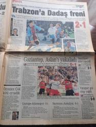Posta Gazetesi - Turkish Newspaper - 25 Ekim 1999 - fatura ödenemediği için 1,5 Aydın hastane rehin tutulan bebek Adana valiliği araya girince serbest bırakıldı - Hande Ataizi sahnede çırılçıplak kalacak fotoğraf - Ahmet Taner Kışlalı suikasti için 3 bakan ekip oluşturdu - Ahmet Taner Kışlalı'nın bombalı suikasti uğradığı evinin önü ziyaretçi akınına uğruyor fotoğraf - Helin Avşar'a yeni aşık - Ebru Şallı'nın eski kaynanası Alev Esen yurtdışına kaçtı - Emel Müftüoğlu talk show yapacak - MHP'li Ceyhan Belediyesi başkan yardımcısı Alemdar Öztürk lise bastı - Merve Kavakçı olayında yargıya ağır müdahale - Süleyman Demirel Yıldırım Akbulut ve Bülent Ecevit Diyarbakır'da Barış hemen şimdi pankartıyla karşılandı fotoğraf - milenyum modası - at yarışı rehberi - futbol federasyonu Ve MHK'yi kınayan Fenerbahçe taraftarı Suadiye'den stada kadar yürüdü Fotoğrafı - Galatasaray takımı Berlin'e uçtu - Beşiktaşlı futbolcu Shorunmu sakat fotoğraf - Dişi Rambo Ebru Güzel  fotoğraf - Estella Warren foto
