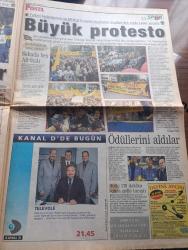 Posta Gazetesi - Turkish Newspaper - 25 Ekim 1999 - fatura ödenemediği için 1,5 Aydın hastane rehin tutulan bebek Adana valiliği araya girince serbest bırakıldı - Hande Ataizi sahnede çırılçıplak kalacak fotoğraf - Ahmet Taner Kışlalı suikasti için 3 bakan ekip oluşturdu - Ahmet Taner Kışlalı'nın bombalı suikasti uğradığı evinin önü ziyaretçi akınına uğruyor fotoğraf - Helin Avşar'a yeni aşık - Ebru Şallı'nın eski kaynanası Alev Esen yurtdışına kaçtı - Emel Müftüoğlu talk show yapacak - MHP'li Ceyhan Belediyesi başkan yardımcısı Alemdar Öztürk lise bastı - Merve Kavakçı olayında yargıya ağır müdahale - Süleyman Demirel Yıldırım Akbulut ve Bülent Ecevit Diyarbakır'da Barış hemen şimdi pankartıyla karşılandı fotoğraf - milenyum modası - at yarışı rehberi - futbol federasyonu Ve MHK'yi kınayan Fenerbahçe taraftarı Suadiye'den stada kadar yürüdü Fotoğrafı - Galatasaray takımı Berlin'e uçtu - Beşiktaşlı futbolcu Shorunmu sakat fotoğraf - Dişi Rambo Ebru Güzel  fotoğraf - Estella Warren foto