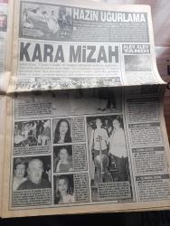 Star Gazetesi - Turkish Newspaper - 28 Ağustos 2002 - Tansu Çiller Ahlaksız Teklif'in Mesut Yılmaz'dan geldiğini söyledi - Tansu Çiller'in şahidi Sinan Aygün - Genç Parti Gelecek IMF gidecek - insan olarak Bülent Ecevit için vatandaş olarak Türkiye için üzülüyoruz başbakan son hali maalesef işte bu fotoğraflar - Kamer Genç farkı - Alman milletvekili Claudia Roth Türk esnafın ayağına gidip dert dinliyor fotoğraf - Levent Kırca olacak O kadar ile hepimizi ağlanacak halimize güldürdü - Trabzonspor'un Güney Kore'den transfer ettiği Lee Eul Yong turist taşıyor - Genelkurmay Başkanı Hüseyin Kıvrıkoğlu seçim ertelenirse kaos olur dedi - Korkut Eken'in yeniden yargılanması gündemde yazan Saygı Öztürk - at yarışı rehberi - Beşiktaşlı Ali Eren'e 2 maç ceza - İlhan Mansız ipten döndü - Fenerbahçe yönetimi Alman çalıştırıcı Lorant için kararını Bugün verecek - Ortega Galatasaray'a karşı belirsiz - Galatasaray Hakan Ünsal'a kavuştu -Fenerbahçe için dünkü Feyenoord maçı dönüm noktasıydı 2-0 kaybetti