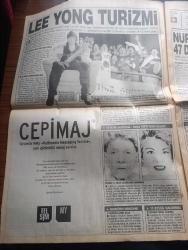 Star Gazetesi - Turkish Newspaper - 28 Ağustos 2002 - Tansu Çiller Ahlaksız Teklif'in Mesut Yılmaz'dan geldiğini söyledi - Tansu Çiller'in şahidi Sinan Aygün - Genç Parti Gelecek IMF gidecek - insan olarak Bülent Ecevit için vatandaş olarak Türkiye için üzülüyoruz başbakan son hali maalesef işte bu fotoğraflar - Kamer Genç farkı - Alman milletvekili Claudia Roth Türk esnafın ayağına gidip dert dinliyor fotoğraf - Levent Kırca olacak O kadar ile hepimizi ağlanacak halimize güldürdü - Trabzonspor'un Güney Kore'den transfer ettiği Lee Eul Yong turist taşıyor - Genelkurmay Başkanı Hüseyin Kıvrıkoğlu seçim ertelenirse kaos olur dedi - Korkut Eken'in yeniden yargılanması gündemde yazan Saygı Öztürk - at yarışı rehberi - Beşiktaşlı Ali Eren'e 2 maç ceza - İlhan Mansız ipten döndü - Fenerbahçe yönetimi Alman çalıştırıcı Lorant için kararını Bugün verecek - Ortega Galatasaray'a karşı belirsiz - Galatasaray Hakan Ünsal'a kavuştu -Fenerbahçe için dünkü Feyenoord maçı dönüm noktasıydı 2-0 kaybetti