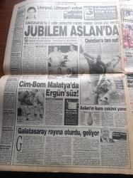 Star Gazetesi - Turkish Newspaper - 28 Ağustos 2002 - Tansu Çiller Ahlaksız Teklif'in Mesut Yılmaz'dan geldiğini söyledi - Tansu Çiller'in şahidi Sinan Aygün - Genç Parti Gelecek IMF gidecek - insan olarak Bülent Ecevit için vatandaş olarak Türkiye için üzülüyoruz başbakan son hali maalesef işte bu fotoğraflar - Kamer Genç farkı - Alman milletvekili Claudia Roth Türk esnafın ayağına gidip dert dinliyor fotoğraf - Levent Kırca olacak O kadar ile hepimizi ağlanacak halimize güldürdü - Trabzonspor'un Güney Kore'den transfer ettiği Lee Eul Yong turist taşıyor - Genelkurmay Başkanı Hüseyin Kıvrıkoğlu seçim ertelenirse kaos olur dedi - Korkut Eken'in yeniden yargılanması gündemde yazan Saygı Öztürk - at yarışı rehberi - Beşiktaşlı Ali Eren'e 2 maç ceza - İlhan Mansız ipten döndü - Fenerbahçe yönetimi Alman çalıştırıcı Lorant için kararını Bugün verecek - Ortega Galatasaray'a karşı belirsiz - Galatasaray Hakan Ünsal'a kavuştu -Fenerbahçe için dünkü Feyenoord maçı dönüm noktasıydı 2-0 kaybetti