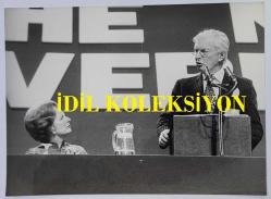 BİRLEŞİK KRALLIK ESKİ BAŞBAKANI MARGARET THATCHER'IN ORİJİNAL FOTOĞRAFI - ORIGINAL PHOTOGRAPH OF FORMER UNITED KINGDOM PRIME MINISTER MARGARET THATCHER - 16 x 12 cm EBADINDA - MARGARET THATCHER, 1978 YILINDA BRIGHTON'DA DÜZENLENEN MUHAFAZAKAR PARTİ KONFERANSI'NDA DIŞİŞLERİ BAKANI JOHN DAVIES'İ DİNLERKEN ÇEKİLMİŞ BİR KARE. (THE APPROVAL OF THE LEADER: MRS. MARGARET THATCHER, LEADER OF THE OPPOSITION, LISTENS INTENTLY AS THE SHADOW FOREIGN SECRETARY JOHN DAVIES SPEAKS AT THE CONSERVATIVE PARTY CONFERANCE IN BRIGHTON IN OCTOBER 1978..)  ÖZEL ARŞİV