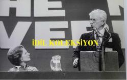BİRLEŞİK KRALLIK ESKİ BAŞBAKANI MARGARET THATCHER'IN ORİJİNAL FOTOĞRAFI - ORIGINAL PHOTOGRAPH OF FORMER UNITED KINGDOM PRIME MINISTER MARGARET THATCHER - 16 x 12 cm EBADINDA - MARGARET THATCHER, 1978 YILINDA BRIGHTON'DA DÜZENLENEN MUHAFAZAKAR PARTİ KONFERANSI'NDA DIŞİŞLERİ BAKANI JOHN DAVIES'İ DİNLERKEN ÇEKİLMİŞ BİR KARE. (THE APPROVAL OF THE LEADER: MRS. MARGARET THATCHER, LEADER OF THE OPPOSITION, LISTENS INTENTLY AS THE SHADOW FOREIGN SECRETARY JOHN DAVIES SPEAKS AT THE CONSERVATIVE PARTY CONFERANCE IN BRIGHTON IN OCTOBER 1978..)  ÖZEL ARŞİV