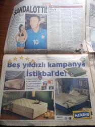Star Gazetesi - Turkish Newspaper - 25 Temmuz 1999 - TSYD kupasında şampiyon Galatasaray fotoğraf - Fenerbahçe Galatasaray maçında kemik sesleri - Fenerbahçeli Johnson'un sol kaburgası çatladı - Alpay Özalan Taffarel'i kale direğine vurdu - Fatih Terim maç bitiminde Rüştü Reçber'in üzerine yürüdü - MHP milletvekili Nesrin Ünal lojmanını boşaltması için Anaplı eski milletvekiline telefon etti türbanını çıkardığı için ağır hakaret uğradı - sevgilisi için İtalyan Milli takım forması giyen Mustafa Sandal esnaftan tepki topladı fotoğraf - Ajlan Büyükburç'un ölmeden önce son duyduğu şey Gloria Estefan'ın sesiydi - özgürlüğüne kavuşan Recep Tayyip Erdoğan'ın sevenleri eşliğinde geldiği Çamlıca'daki evi türbeye döndü fotoğraf - geleneksel Rumeli Hisarı konserlerinde Yıldız yağmuru - 100 hissenin teknik analizi - Erol Büyükburç'un kızı Ajlan Büyükburç'un cenazesine katılım yoğundu fotoğraf - Orhan Gencebay - Hüner Coşkuner Ajlan'ın arkasından ağladı fotoğraf - Trabzonspor Perugia'yı ezdi