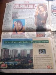 Star Gazetesi - Turkish Newspaper - 25 Temmuz 1999 - TSYD kupasında şampiyon Galatasaray fotoğraf - Fenerbahçe Galatasaray maçında kemik sesleri - Fenerbahçeli Johnson'un sol kaburgası çatladı - Alpay Özalan Taffarel'i kale direğine vurdu - Fatih Terim maç bitiminde Rüştü Reçber'in üzerine yürüdü - MHP milletvekili Nesrin Ünal lojmanını boşaltması için Anaplı eski milletvekiline telefon etti türbanını çıkardığı için ağır hakaret uğradı - sevgilisi için İtalyan Milli takım forması giyen Mustafa Sandal esnaftan tepki topladı fotoğraf - Ajlan Büyükburç'un ölmeden önce son duyduğu şey Gloria Estefan'ın sesiydi - özgürlüğüne kavuşan Recep Tayyip Erdoğan'ın sevenleri eşliğinde geldiği Çamlıca'daki evi türbeye döndü fotoğraf - geleneksel Rumeli Hisarı konserlerinde Yıldız yağmuru - 100 hissenin teknik analizi - Erol Büyükburç'un kızı Ajlan Büyükburç'un cenazesine katılım yoğundu fotoğraf - Orhan Gencebay - Hüner Coşkuner Ajlan'ın arkasından ağladı fotoğraf - Trabzonspor Perugia'yı ezdi