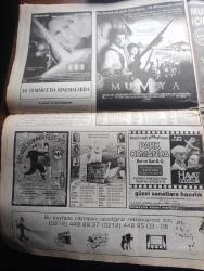 Star Gazetesi - Turkish Newspaper - 25 Temmuz 1999 - TSYD kupasında şampiyon Galatasaray fotoğraf - Fenerbahçe Galatasaray maçında kemik sesleri - Fenerbahçeli Johnson'un sol kaburgası çatladı - Alpay Özalan Taffarel'i kale direğine vurdu - Fatih Terim maç bitiminde Rüştü Reçber'in üzerine yürüdü - MHP milletvekili Nesrin Ünal lojmanını boşaltması için Anaplı eski milletvekiline telefon etti türbanını çıkardığı için ağır hakaret uğradı - sevgilisi için İtalyan Milli takım forması giyen Mustafa Sandal esnaftan tepki topladı fotoğraf - Ajlan Büyükburç'un ölmeden önce son duyduğu şey Gloria Estefan'ın sesiydi - özgürlüğüne kavuşan Recep Tayyip Erdoğan'ın sevenleri eşliğinde geldiği Çamlıca'daki evi türbeye döndü fotoğraf - geleneksel Rumeli Hisarı konserlerinde Yıldız yağmuru - 100 hissenin teknik analizi - Erol Büyükburç'un kızı Ajlan Büyükburç'un cenazesine katılım yoğundu fotoğraf - Orhan Gencebay - Hüner Coşkuner Ajlan'ın arkasından ağladı fotoğraf - Trabzonspor Perugia'yı ezdi