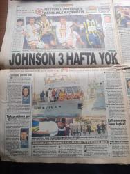 Star Gazetesi - Turkish Newspaper - 25 Temmuz 1999 - TSYD kupasında şampiyon Galatasaray fotoğraf - Fenerbahçe Galatasaray maçında kemik sesleri - Fenerbahçeli Johnson'un sol kaburgası çatladı - Alpay Özalan Taffarel'i kale direğine vurdu - Fatih Terim maç bitiminde Rüştü Reçber'in üzerine yürüdü - MHP milletvekili Nesrin Ünal lojmanını boşaltması için Anaplı eski milletvekiline telefon etti türbanını çıkardığı için ağır hakaret uğradı - sevgilisi için İtalyan Milli takım forması giyen Mustafa Sandal esnaftan tepki topladı fotoğraf - Ajlan Büyükburç'un ölmeden önce son duyduğu şey Gloria Estefan'ın sesiydi - özgürlüğüne kavuşan Recep Tayyip Erdoğan'ın sevenleri eşliğinde geldiği Çamlıca'daki evi türbeye döndü fotoğraf - geleneksel Rumeli Hisarı konserlerinde Yıldız yağmuru - 100 hissenin teknik analizi - Erol Büyükburç'un kızı Ajlan Büyükburç'un cenazesine katılım yoğundu fotoğraf - Orhan Gencebay - Hüner Coşkuner Ajlan'ın arkasından ağladı fotoğraf - Trabzonspor Perugia'yı ezdi
