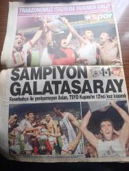 Star Gazetesi - Turkish Newspaper - 25 Temmuz 1999 - TSYD kupasında şampiyon Galatasaray fotoğraf - Fenerbahçe Galatasaray maçında kemik sesleri - Fenerbahçeli Johnson'un sol kaburgası çatladı - Alpay Özalan Taffarel'i kale direğine vurdu - Fatih Terim maç bitiminde Rüştü Reçber'in üzerine yürüdü - MHP milletvekili Nesrin Ünal lojmanını boşaltması için Anaplı eski milletvekiline telefon etti türbanını çıkardığı için ağır hakaret uğradı - sevgilisi için İtalyan Milli takım forması giyen Mustafa Sandal esnaftan tepki topladı fotoğraf - Ajlan Büyükburç'un ölmeden önce son duyduğu şey Gloria Estefan'ın sesiydi - özgürlüğüne kavuşan Recep Tayyip Erdoğan'ın sevenleri eşliğinde geldiği Çamlıca'daki evi türbeye döndü fotoğraf - geleneksel Rumeli Hisarı konserlerinde Yıldız yağmuru - 100 hissenin teknik analizi - Erol Büyükburç'un kızı Ajlan Büyükburç'un cenazesine katılım yoğundu fotoğraf - Orhan Gencebay - Hüner Coşkuner Ajlan'ın arkasından ağladı fotoğraf - Trabzonspor Perugia'yı ezdi