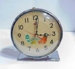 TAVUKLU ORJİNAL SHANGAI KURMALI MASA SAATİ YÜKSEK KONDİSYONDA