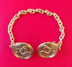 İngiltere, Masonik Loca Rozeti/Broş (Zincirli Çift-Pergel ve Gönye Sembolü) Ceket Yaka Klipsi Vb. Altın Kaplama. İyi Durumda. 1960-80'ler.