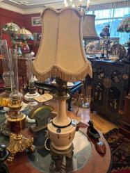 66 cm boyunda porselen ve pirinçten Fransız gaz lambası şeklinde abajur