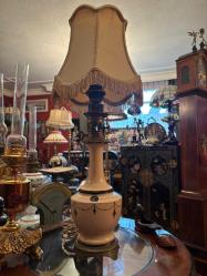 66 cm boyunda porselen ve pirinçten Fransız gaz lambası şeklinde abajur