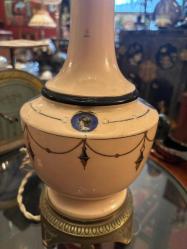 66 cm boyunda porselen ve pirinçten Fransız gaz lambası şeklinde abajur