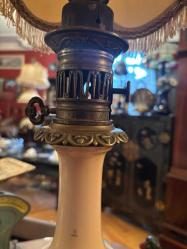 66 cm boyunda porselen ve pirinçten Fransız gaz lambası şeklinde abajur