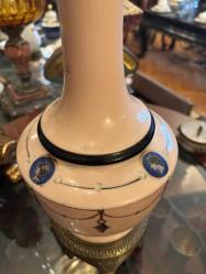 66 cm boyunda porselen ve pirinçten Fransız gaz lambası şeklinde abajur