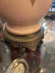 66 cm boyunda porselen ve pirinçten Fransız gaz lambası şeklinde abajur