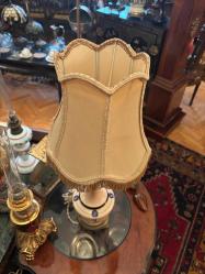 66 cm boyunda porselen ve pirinçten Fransız gaz lambası şeklinde abajur