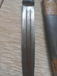 Kolleksiyonluk Osmanlı dönemi Çerkes kama çift oluklu  Üzerinde Ahmet Usta tarafından yapılmıştır yazıp 1215 yarihlidir Uzunluk  45 cm olup üzerinde mühür ve işlemeler vardır. vardır