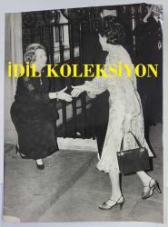 BİRLEŞİK KRALLIK ESKİ BAŞBAKANI MARGARET THATCHER'IN ORİJİNAL FOTOĞRAFI - ORIGINAL PHOTOGRAPH OF FORMER UNITED KINGDOM PRIME MINISTER MARGARET THATCHER - 20 x 15 cm EBADINDA - MARGARET THATCHER, KRALİÇE ELİZABETH'İN KIZ KARDEŞİ SNOWDON KONTESİ PRENSES MARGARET İLE 1980'DE LONDRA'DA BULUŞURKEN ÇEKİLMİŞ BİR KARE. MAGGİE, 10 NUMARA'DA MAGGİE İLE BULUŞTU. İKİ MAGGİE DÜN GECE 10 DOWNİNG STREET'TE BİR ARAYA GELDİ. BAŞBAKAN MARGARET THATCHER, ÇOCUKLARA KARŞI ŞİDDETİ ÖNLEME ULUSAL DERNEĞİ İÇİN DÜZENLENEN BİR RESEPSİYONDA PRENSES MARGARET'İ AĞIRLADI. (A PHOTOGRAPH OF MARGARET THATCHER MEETING PRINCESS MARGARET, COUNTESS OF SNOWDON, SISTER OF QUEEN ELIZABETH, IN LONDON IN 1980. MAGGIE MEETS MAGGIE AT NO 10. THE TWO MAGGIES MET EACH OTHER AT 10 DOWNING STREET LAST NIGHT. PRIME MINISTER MARGARET THATCHER RECEIVED PRINCESS MARGARET AT A RECEPTION HELD FOR THE NATIONAL SOCIETY FOR THE PREVENOTION OF CRUELTY TO CHILDREN.).) - ÖZEL ARŞİV