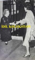 BİRLEŞİK KRALLIK ESKİ BAŞBAKANI MARGARET THATCHER'IN ORİJİNAL FOTOĞRAFI - ORIGINAL PHOTOGRAPH OF FORMER UNITED KINGDOM PRIME MINISTER MARGARET THATCHER - 20 x 15 cm EBADINDA - MARGARET THATCHER, KRALİÇE ELİZABETH'İN KIZ KARDEŞİ SNOWDON KONTESİ PRENSES MARGARET İLE 1980'DE LONDRA'DA BULUŞURKEN ÇEKİLMİŞ BİR KARE. MAGGİE, 10 NUMARA'DA MAGGİE İLE BULUŞTU. İKİ MAGGİE DÜN GECE 10 DOWNİNG STREET'TE BİR ARAYA GELDİ. BAŞBAKAN MARGARET THATCHER, ÇOCUKLARA KARŞI ŞİDDETİ ÖNLEME ULUSAL DERNEĞİ İÇİN DÜZENLENEN BİR RESEPSİYONDA PRENSES MARGARET'İ AĞIRLADI. (A PHOTOGRAPH OF MARGARET THATCHER MEETING PRINCESS MARGARET, COUNTESS OF SNOWDON, SISTER OF QUEEN ELIZABETH, IN LONDON IN 1980. MAGGIE MEETS MAGGIE AT NO 10. THE TWO MAGGIES MET EACH OTHER AT 10 DOWNING STREET LAST NIGHT. PRIME MINISTER MARGARET THATCHER RECEIVED PRINCESS MARGARET AT A RECEPTION HELD FOR THE NATIONAL SOCIETY FOR THE PREVENOTION OF CRUELTY TO CHILDREN.).) - ÖZEL ARŞİV