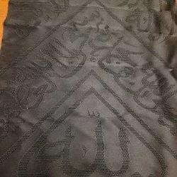 DEĞİŞİK PARLAK VE YUMUŞAK KABE ÖRTÜSÜ TAM DİLİMİ. 60 x 34 cm.