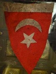 LOT.3 » ESKİLERDEN EL DİKİMİ KÜÇÜK YANYANA ASILAN TÖREN ALANI BAYRAĞI. NADİRATTAN.