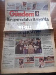 Ülkede Gündem - Turkish Newspaper - 2 Ocak 1998 - 97'nin son günlerinde çoğu Kürt olan 825 mültecinin yaşadığı dramdan sonra Dün de 418 mülteci taşıyan Cometa adlı gemi Otranto limanına demirledi - Mehmet Ağar ve Sedat Bucak için Gözler DGM'de - Devlet Mirza Mehmet Çimen'in cenazesinden korktu - Erzurum E tipinde açlık grevine yeniden başlandı - düşünce yeni yıla yasaklı girdi - 1998 Tansu Çiller için zor geçecek - Cilin köyü vahşetinin tanıkları gözaltında - gazeteci yazar Haluk Gerger'e bir ceza daha - yeni yıl meşalesi yazan Meral Kıdır - cezaevindeki tutuklu Osman Daş'ın  tedavisi geciktirilip katledildi- Anasol Veli Küçük'e sahip çıktı - gazetemize baskılar protesto edildi - Mahir Kaynak MİT'te uzlaşma sağlanamadı - Refah Partisi Yekta Güngör Özden'e kapımız açık - 97 Emek cephesi - Tamil Eelam kaplanları özgürlük için yıllardır Sri Lanka devletine karşı savaşıyor - dünyada 1997 - General Elektric karikatür - Yaşar Kemal 97 yılında Almanya'da aldığı Barış ödülü - HADEP ilanları