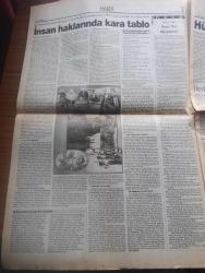 Ülkede Gündem - Turkish Newspaper - 2 Ocak 1998 - 97'nin son günlerinde çoğu Kürt olan 825 mültecinin yaşadığı dramdan sonra Dün de 418 mülteci taşıyan Cometa adlı gemi Otranto limanına demirledi - Mehmet Ağar ve Sedat Bucak için Gözler DGM'de - Devlet Mirza Mehmet Çimen'in cenazesinden korktu - Erzurum E tipinde açlık grevine yeniden başlandı - düşünce yeni yıla yasaklı girdi - 1998 Tansu Çiller için zor geçecek - Cilin köyü vahşetinin tanıkları gözaltında - gazeteci yazar Haluk Gerger'e bir ceza daha - yeni yıl meşalesi yazan Meral Kıdır - cezaevindeki tutuklu Osman Daş'ın  tedavisi geciktirilip katledildi- Anasol Veli Küçük'e sahip çıktı - gazetemize baskılar protesto edildi - Mahir Kaynak MİT'te uzlaşma sağlanamadı - Refah Partisi Yekta Güngör Özden'e kapımız açık - 97 Emek cephesi - Tamil Eelam kaplanları özgürlük için yıllardır Sri Lanka devletine karşı savaşıyor - dünyada 1997 - General Elektric karikatür - Yaşar Kemal 97 yılında Almanya'da aldığı Barış ödülü - HADEP ilanları