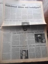 Ülkede Gündem - Turkish Newspaper - 2 Ocak 1998 - 97'nin son günlerinde çoğu Kürt olan 825 mültecinin yaşadığı dramdan sonra Dün de 418 mülteci taşıyan Cometa adlı gemi Otranto limanına demirledi - Mehmet Ağar ve Sedat Bucak için Gözler DGM'de - Devlet Mirza Mehmet Çimen'in cenazesinden korktu - Erzurum E tipinde açlık grevine yeniden başlandı - düşünce yeni yıla yasaklı girdi - 1998 Tansu Çiller için zor geçecek - Cilin köyü vahşetinin tanıkları gözaltında - gazeteci yazar Haluk Gerger'e bir ceza daha - yeni yıl meşalesi yazan Meral Kıdır - cezaevindeki tutuklu Osman Daş'ın  tedavisi geciktirilip katledildi- Anasol Veli Küçük'e sahip çıktı - gazetemize baskılar protesto edildi - Mahir Kaynak MİT'te uzlaşma sağlanamadı - Refah Partisi Yekta Güngör Özden'e kapımız açık - 97 Emek cephesi - Tamil Eelam kaplanları özgürlük için yıllardır Sri Lanka devletine karşı savaşıyor - dünyada 1997 - General Elektric karikatür - Yaşar Kemal 97 yılında Almanya'da aldığı Barış ödülü - HADEP ilanları