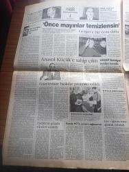 Ülkede Gündem - Turkish Newspaper - 2 Ocak 1998 - 97'nin son günlerinde çoğu Kürt olan 825 mültecinin yaşadığı dramdan sonra Dün de 418 mülteci taşıyan Cometa adlı gemi Otranto limanına demirledi - Mehmet Ağar ve Sedat Bucak için Gözler DGM'de - Devlet Mirza Mehmet Çimen'in cenazesinden korktu - Erzurum E tipinde açlık grevine yeniden başlandı - düşünce yeni yıla yasaklı girdi - 1998 Tansu Çiller için zor geçecek - Cilin köyü vahşetinin tanıkları gözaltında - gazeteci yazar Haluk Gerger'e bir ceza daha - yeni yıl meşalesi yazan Meral Kıdır - cezaevindeki tutuklu Osman Daş'ın  tedavisi geciktirilip katledildi- Anasol Veli Küçük'e sahip çıktı - gazetemize baskılar protesto edildi - Mahir Kaynak MİT'te uzlaşma sağlanamadı - Refah Partisi Yekta Güngör Özden'e kapımız açık - 97 Emek cephesi - Tamil Eelam kaplanları özgürlük için yıllardır Sri Lanka devletine karşı savaşıyor - dünyada 1997 - General Elektric karikatür - Yaşar Kemal 97 yılında Almanya'da aldığı Barış ödülü - HADEP ilanları