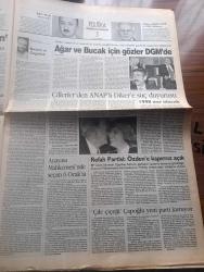 Ülkede Gündem - Turkish Newspaper - 2 Ocak 1998 - 97'nin son günlerinde çoğu Kürt olan 825 mültecinin yaşadığı dramdan sonra Dün de 418 mülteci taşıyan Cometa adlı gemi Otranto limanına demirledi - Mehmet Ağar ve Sedat Bucak için Gözler DGM'de - Devlet Mirza Mehmet Çimen'in cenazesinden korktu - Erzurum E tipinde açlık grevine yeniden başlandı - düşünce yeni yıla yasaklı girdi - 1998 Tansu Çiller için zor geçecek - Cilin köyü vahşetinin tanıkları gözaltında - gazeteci yazar Haluk Gerger'e bir ceza daha - yeni yıl meşalesi yazan Meral Kıdır - cezaevindeki tutuklu Osman Daş'ın  tedavisi geciktirilip katledildi- Anasol Veli Küçük'e sahip çıktı - gazetemize baskılar protesto edildi - Mahir Kaynak MİT'te uzlaşma sağlanamadı - Refah Partisi Yekta Güngör Özden'e kapımız açık - 97 Emek cephesi - Tamil Eelam kaplanları özgürlük için yıllardır Sri Lanka devletine karşı savaşıyor - dünyada 1997 - General Elektric karikatür - Yaşar Kemal 97 yılında Almanya'da aldığı Barış ödülü - HADEP ilanları