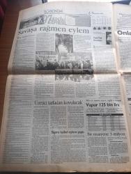 Ülkede Gündem - Turkish Newspaper - 2 Ocak 1998 - 97'nin son günlerinde çoğu Kürt olan 825 mültecinin yaşadığı dramdan sonra Dün de 418 mülteci taşıyan Cometa adlı gemi Otranto limanına demirledi - Mehmet Ağar ve Sedat Bucak için Gözler DGM'de - Devlet Mirza Mehmet Çimen'in cenazesinden korktu - Erzurum E tipinde açlık grevine yeniden başlandı - düşünce yeni yıla yasaklı girdi - 1998 Tansu Çiller için zor geçecek - Cilin köyü vahşetinin tanıkları gözaltında - gazeteci yazar Haluk Gerger'e bir ceza daha - yeni yıl meşalesi yazan Meral Kıdır - cezaevindeki tutuklu Osman Daş'ın  tedavisi geciktirilip katledildi- Anasol Veli Küçük'e sahip çıktı - gazetemize baskılar protesto edildi - Mahir Kaynak MİT'te uzlaşma sağlanamadı - Refah Partisi Yekta Güngör Özden'e kapımız açık - 97 Emek cephesi - Tamil Eelam kaplanları özgürlük için yıllardır Sri Lanka devletine karşı savaşıyor - dünyada 1997 - General Elektric karikatür - Yaşar Kemal 97 yılında Almanya'da aldığı Barış ödülü - HADEP ilanları