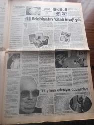 Ülkede Gündem - Turkish Newspaper - 2 Ocak 1998 - 97'nin son günlerinde çoğu Kürt olan 825 mültecinin yaşadığı dramdan sonra Dün de 418 mülteci taşıyan Cometa adlı gemi Otranto limanına demirledi - Mehmet Ağar ve Sedat Bucak için Gözler DGM'de - Devlet Mirza Mehmet Çimen'in cenazesinden korktu - Erzurum E tipinde açlık grevine yeniden başlandı - düşünce yeni yıla yasaklı girdi - 1998 Tansu Çiller için zor geçecek - Cilin köyü vahşetinin tanıkları gözaltında - gazeteci yazar Haluk Gerger'e bir ceza daha - yeni yıl meşalesi yazan Meral Kıdır - cezaevindeki tutuklu Osman Daş'ın  tedavisi geciktirilip katledildi- Anasol Veli Küçük'e sahip çıktı - gazetemize baskılar protesto edildi - Mahir Kaynak MİT'te uzlaşma sağlanamadı - Refah Partisi Yekta Güngör Özden'e kapımız açık - 97 Emek cephesi - Tamil Eelam kaplanları özgürlük için yıllardır Sri Lanka devletine karşı savaşıyor - dünyada 1997 - General Elektric karikatür - Yaşar Kemal 97 yılında Almanya'da aldığı Barış ödülü - HADEP ilanları