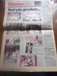 Ülkede Gündem - Turkish Newspaper - 2 Ocak 1998 - 97'nin son günlerinde çoğu Kürt olan 825 mültecinin yaşadığı dramdan sonra Dün de 418 mülteci taşıyan Cometa adlı gemi Otranto limanına demirledi - Mehmet Ağar ve Sedat Bucak için Gözler DGM'de - Devlet Mirza Mehmet Çimen'in cenazesinden korktu - Erzurum E tipinde açlık grevine yeniden başlandı - düşünce yeni yıla yasaklı girdi - 1998 Tansu Çiller için zor geçecek - Cilin köyü vahşetinin tanıkları gözaltında - gazeteci yazar Haluk Gerger'e bir ceza daha - yeni yıl meşalesi yazan Meral Kıdır - cezaevindeki tutuklu Osman Daş'ın  tedavisi geciktirilip katledildi- Anasol Veli Küçük'e sahip çıktı - gazetemize baskılar protesto edildi - Mahir Kaynak MİT'te uzlaşma sağlanamadı - Refah Partisi Yekta Güngör Özden'e kapımız açık - 97 Emek cephesi - Tamil Eelam kaplanları özgürlük için yıllardır Sri Lanka devletine karşı savaşıyor - dünyada 1997 - General Elektric karikatür - Yaşar Kemal 97 yılında Almanya'da aldığı Barış ödülü - HADEP ilanları