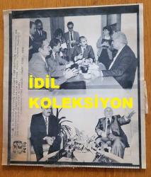 SÜLEYMAN DEMİREL ve ŞEVKET YILMAZ'IN HABER METİNLİ AJANS-BASIN FOTOĞRAFI (KAĞIT BASKI) - 21 x 19 cm EBADINDA - TÜRK-İŞ GENEL BAŞKANI ŞEVKET YILMAZ, DYP GENEL BAŞKANI SÜLEYMAN DEMİREL ve HİKMET ÇETİN'LE GÖRÜŞME YAPARKEN ÇEKİLMİŞ 2 FARKLI KARE TEK FOTOĞRAFTA. 1988. SELFET GÜNER