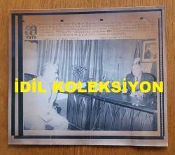 SÜLEYMAN DEMİREL ve ŞEVKET YILMAZ'IN HABER METİNLİ AJANS-BASIN FOTOĞRAFI (KAĞIT BASKI) - 21 x 19 cm EBADINDA - TÜRK-İŞ GENEL BAŞKANI ŞEVKET YILMAZ, DYP GENEL BAŞKANI SÜLEYMAN DEMİREL'LE KARŞILIKLI GÖRÜŞÜRKEN ÇEKİLMİŞ BİR KARE. 1989