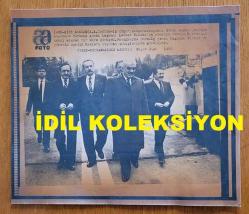 ŞEVKET YILMAZ'IN HABER METİNLİ AJANS-BASIN FOTOĞRAFI (KAĞIT BASKI) - 21 x 19 cm EBADINDA - TÜRK-İŞ GENEL BAŞKANI ŞEVKET YILMAZ, BERABERİNDEKİ KURMAYLARIYLA BİRLİKTE CUMHURBAŞKANI KENAN EVREN'İ KÖŞKTE ZİYARETE GİDERKEN ÇEKİLMİŞ BİR KARE. 1988. YAŞAR UÇAR