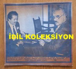 ŞEVKET YILMAZ'IN HABER METİNLİ AJANS-BASIN FOTOĞRAFI (KAĞIT BASKI) - 21 x 20 cm EBADINDA - TÜRK-İŞ GENEL BAŞKANI ŞEVKET YILMAZ ve ORHAN BALABAN KARŞILIKLI TAVLA OYNARLARKEN ÇEKİLMİŞ BİR KARE. 1988. HASAN AYDIN