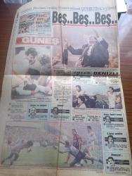 Güneş Gazetesi - Turkish Newspaper - 10 Kasım 1988 - Bugün 10 Kasım ölümünün 50. Yıldönümünde Atatürk'ü törenlerle alacağız Fotoğrafı - Atatürk'ü anarken Yazan İsmail Cem - Turgut Özal Fransa ve ABD'ye gidiyor - Neuchatel Xamax'ı 5-0 yenerek üçüncü tura geçen Galatasaray - Tanju Çolak ve kaptan Cüneyt Tanman omuzlarda Fotoğrafı - ABD'de Bush devri - Miki Fare Keloğlan Sevimli Yunus Flipper ve İstanbul çocukları tarabya'da buluşacaklar - halk ödülü Yaşar Kemal'in - bilgisayar aşısı geldi - bilgisayarda sisteme bulaşan virüs nasıl yayılmaya başlar - Nejat Uygur hastane mi kestane mi - kemalizm ve Atatürkçülük inceleme Erol Toy Yazı Dizisi - Nil Burak Mehtap Ar kulübünüz Süreyya'da - uygulamalı sürücü Okulu açıldı - ANAP Genel Başkan yardımcısı Recep Erguna suikastin kilit adamı İmdat Halis yakalandı - Sakaryaspor güçlü rakibi Frankfurt karşısında varlık gösteremedi Fotoğrafı - tutuklu annesi Hanım Sönmez kendini yaktı Fotoğrafı -  mahkum Hasan Arı'ya Kenan Evren'den af - Suna Pekuysal