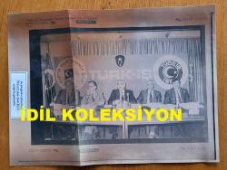 ŞEVKET YILMAZ'IN HABER METİNLİ AJANS-BASIN FOTOĞRAFI (KAĞIT BASKI) - 28 x 21 cm EBADINDA - TÜRK-İŞ GENEL BAŞKANI ŞEVKET YILMAZ, TÜRK-İŞ BAŞKANLAR KURULU TOPLANTISI SIRASINDA BASIN AÇIKLAMASI YAPARKEN ÇEKİLMİŞ BİR KARE