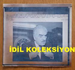 ŞEVKET YILMAZ'IN HABER METİNLİ AJANS-BASIN FOTOĞRAFI (KAĞIT BASKI) - 21 x 20 cm EBADINDA - TÜRK-İŞ GENEL BAŞKANI ŞEVKET YILMAZ, İŞÇİ EYLEMİ KONUSUNDA SORULARI YANITLARKEN ÇEKİLMİŞ BİR KARE. 1991. HİKMET SAATÇİ