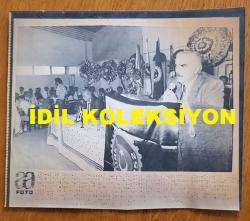 ŞEVKET YILMAZ'IN HABER METİNLİ AJANS-BASIN FOTOĞRAFI (KAĞIT BASKI) - 19 x 16 cm EBADINDA - TÜRK-İŞ GENEL BAŞKANI ŞEVKET YILMAZ, KUTLAMA YAPILAN BİR SALONDA KÜRSÜYE ÇIKIP KONUŞMA YAPARKEN ÇEKİLMİŞ BİR KARE