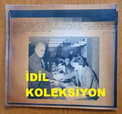 ŞEVKET YILMAZ'IN HABER METİNLİ AJANS-BASIN FOTOĞRAFI (KAĞIT BASKI) - 21 x 20 cm EBADINDA - TÜRK-İŞ GENEL BAŞKANI ŞEVKET YILMAZ, TÜRK-İŞ BAŞKANLAR KURULU TOPLANTISINDA KATILIMCILARIN ELİNİ SIKARKEN ÇEKİLMİŞ BİR KARE. 1990. SELFET GÜNER