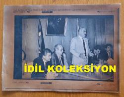 ŞEVKET YILMAZ'IN HABER METİNLİ AJANS-BASIN FOTOĞRAFI (KAĞIT BASKI) - 28 x 21 cm EBADINDA - TÜRK-İŞ GENEL BAŞKANI ŞEVKET YILMAZ, MADEN İŞÇİLERİNE DESTEĞİNİ İFADE ETTİĞİ BİR TOPLANTIDA AYAĞA KALKIP KONUŞMA YAPARKEN ÇEKİLMİŞ BİR KARE