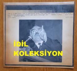 ŞEVKET YILMAZ'IN HABER METİNLİ AJANS-BASIN FOTOĞRAFI (KAĞIT BASKI) - 21 x 20 cm EBADINDA - TÜRK-İŞ GENEL BAŞKANI ŞEVKET YILMAZ, GENEL EYLEM TARİHİYLE İLGİLİ AÇIKLAMA YAPARKEN ÇEKİLMİŞ BİR KARE. 1990. HASAN AYDIN